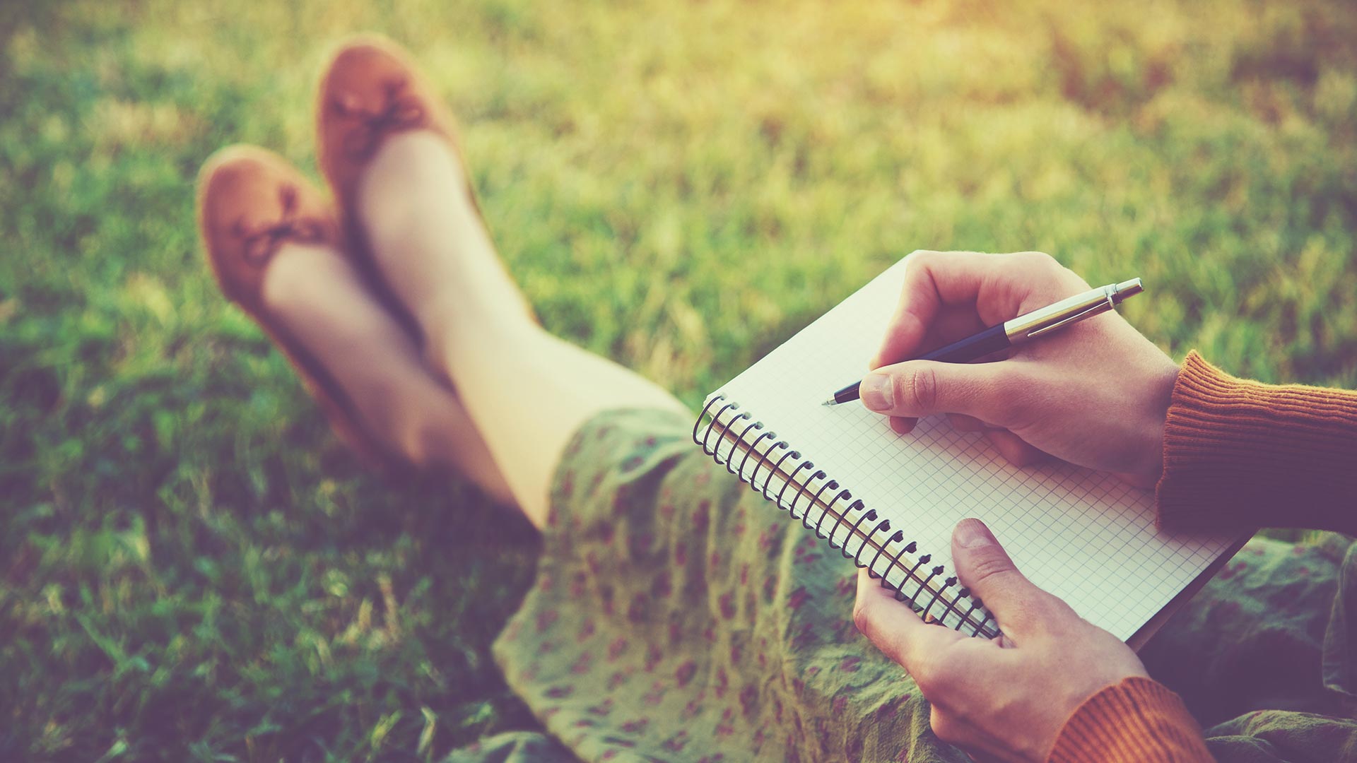 Persona escribiendo para Oneguin, el sitio dónde compartir y buscar cartas para cualquier ocasión